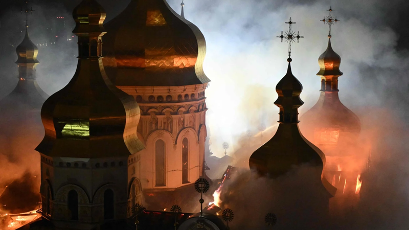 Пожар в Киево-Печерской лавре после удара России: четыре человека погибли