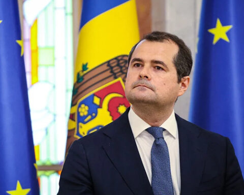 Более 400 сотрудников госучреждений получают зарплату свыше 50 тыс. леев, сообщает премьер-министр Василе Тофан