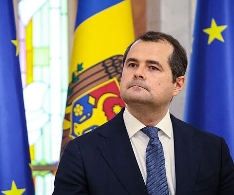 Более 400 сотрудников госучреждений получают зарплату свыше 50 тыс. леев, сообщает премьер-министр Василе Тофан
