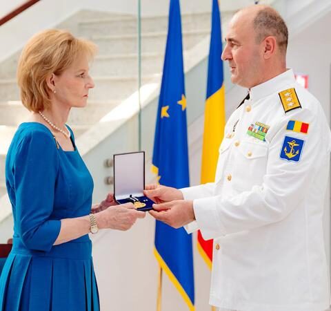 Королева Маргарита награждена Почетной эмблемой Штаба Военно-морских сил