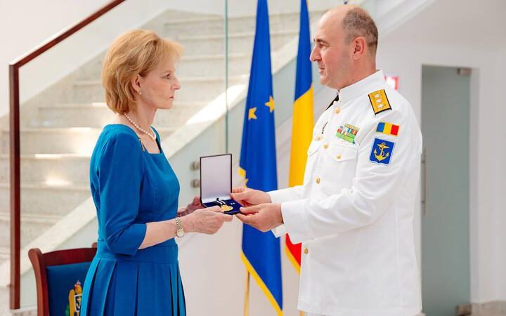 Королева Маргарита награждена Почетной эмблемой Штаба Военно-морских сил