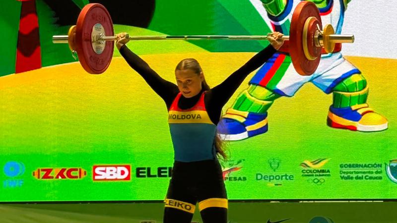 Николетта Кожокару установила четыре рекорда и стала чемпионкой мира по тяжелой атлетике