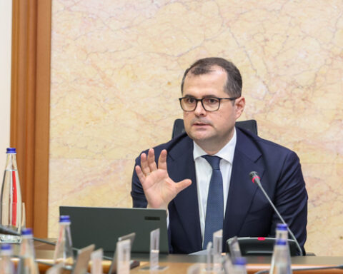 Премьер-министр Василе Тофан поручил разработать меры по ограничению высоких зарплат в госсекторе