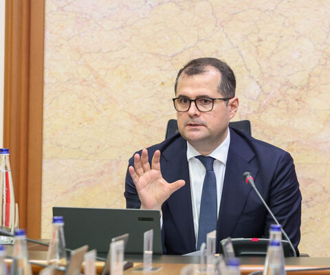 Премьер-министр Василе Тофан поручил разработать меры по ограничению высоких зарплат в госсекторе