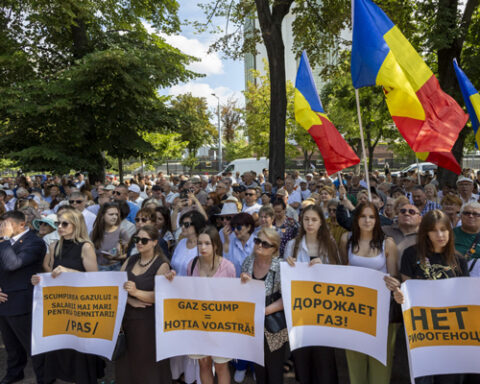 Протест сторонников оппозиции у парламента против повышения тарифа на газ