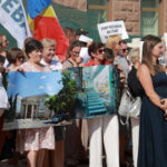 Сторонники партии MAN протестуют у парламента против реформы образования Restart