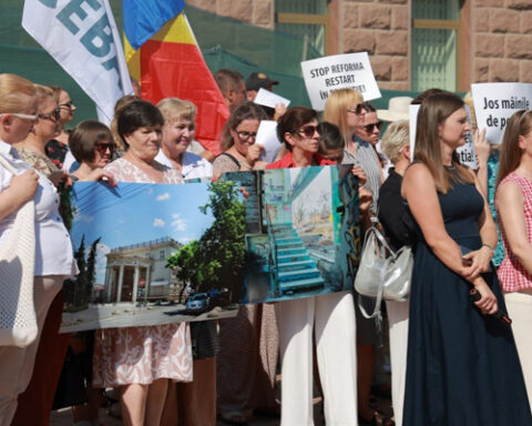 Сторонники партии MAN протестуют у парламента против реформы образования Restart
