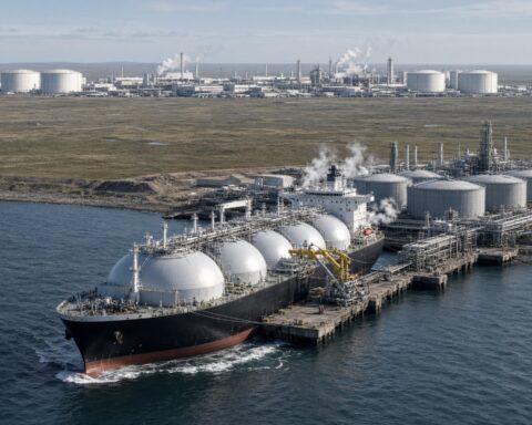 TotalEnergies продает долю в «Арктик СПГ-2», но сохраняет связи с российским газом