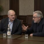 Лукашенко освобождает политзаключенных по личному настроению, показали переговоры с посланником США