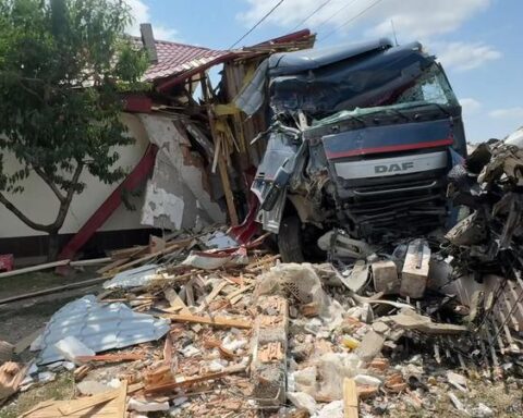 Грузовик из Молдовы врезался в два домовладения в Васлуе, водитель застрял в кабине