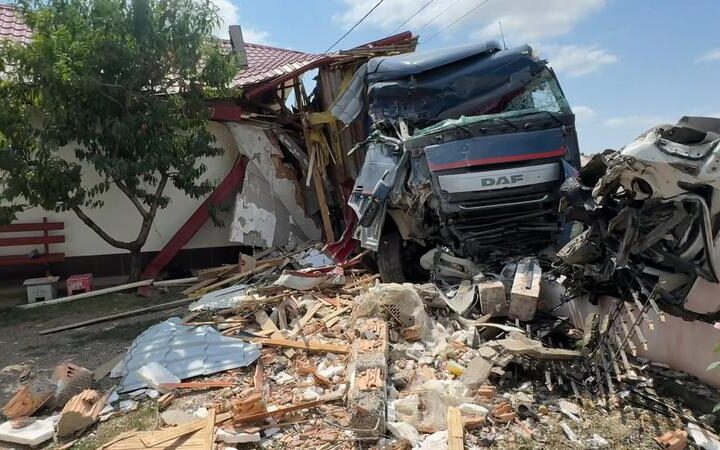 Грузовик из Молдовы врезался в два домовладения в Васлуе, водитель застрял в кабине
