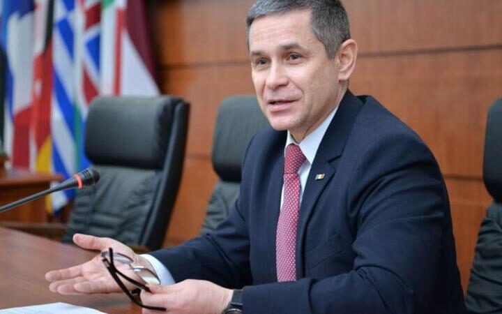 Министр обороны Молдовы отказался говорить по-русски, вызвав критику