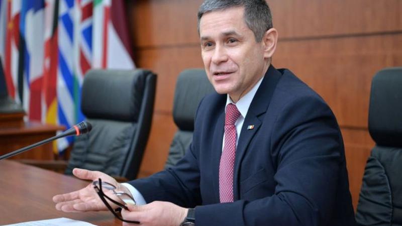 Министр обороны Молдовы отказался говорить по-русски, вызвав критику