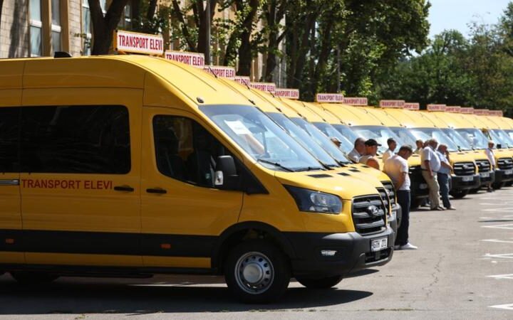 Правительство закупит 57 микроавтобусов для школьного транспорта