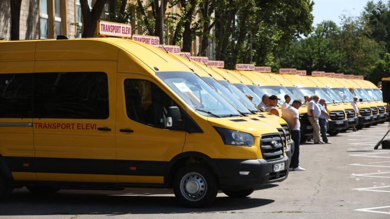 Правительство закупит 57 микроавтобусов для школьного транспорта