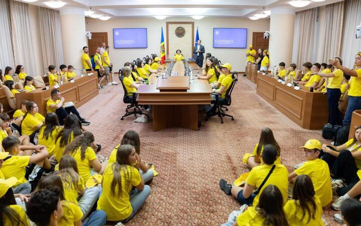Премьер встретился с молодёжью из диаспоры и обсудил важность связи с родиной