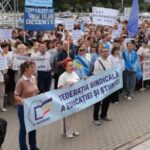 Профсоюзы учителей приостанавливают протесты до начала переговоров с правительством