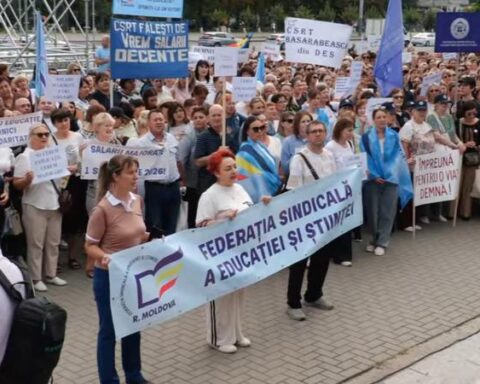 Профсоюзы учителей приостанавливают протесты до начала переговоров с правительством