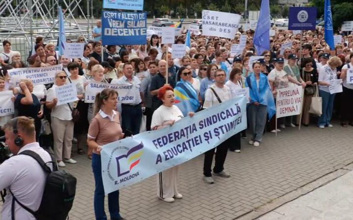 Профсоюзы учителей приостанавливают протесты до начала переговоров с правительством