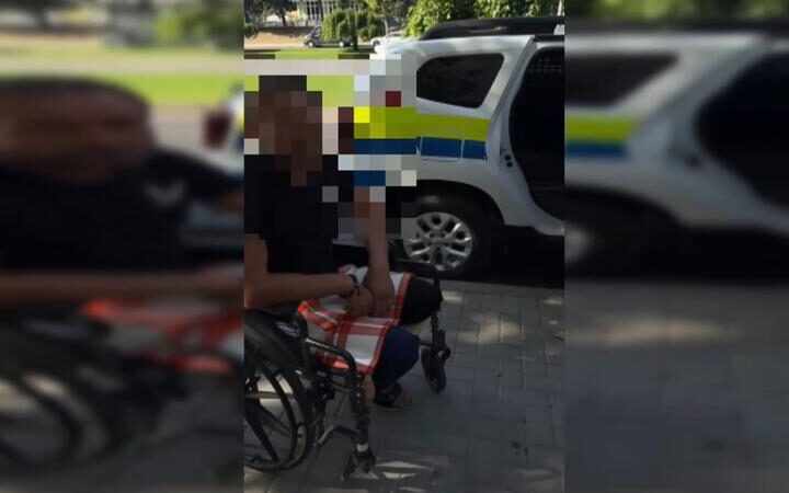 В Кишиневе мужчина в инвалидной коляске встал во время прихода полиции
