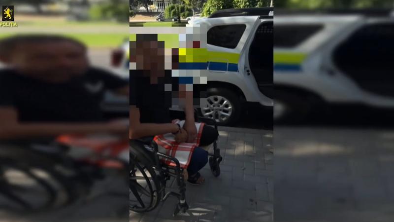 В Кишиневе мужчина в инвалидной коляске встал во время прихода полиции