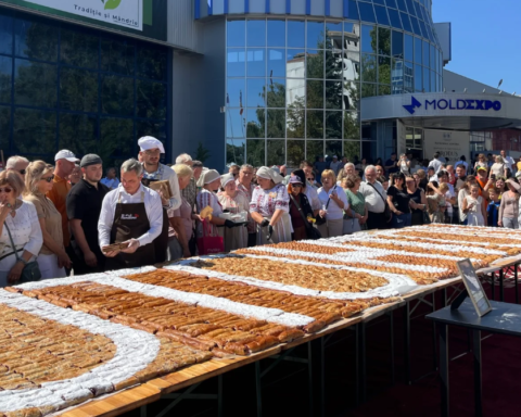 В Кишиневе установили национальный рекорд по приготовлению плацинды с вишней
