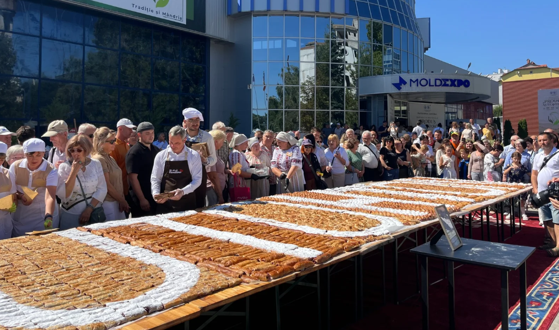 В Кишиневе установили национальный рекорд по приготовлению плацинды с вишней