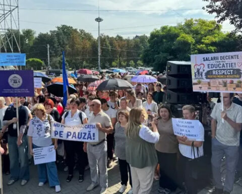 В Кишинёве протестуют работники образования, требуя повышения зарплат с 1 сентября