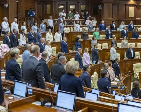В парламенте applauded courage of Ukrainians, reactions of Tîrdea, Dodon and Tarlev
