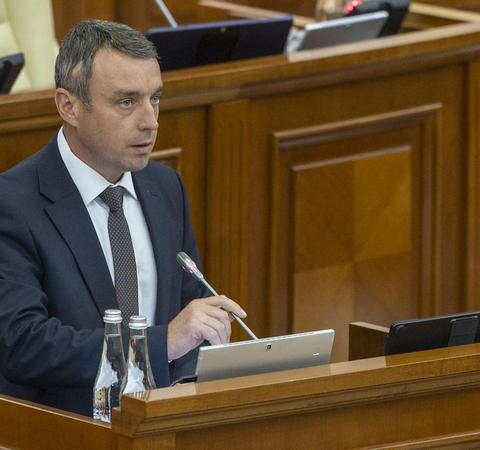 В парламенте Молдовы введены новые правила для депутатов выходящих из фракций