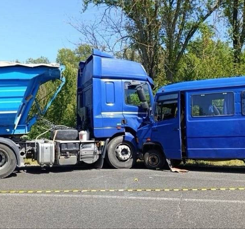 В результате аварии с маршрутным микроавтобусом в Унгенах пострадали 15 человек, в том числе дети