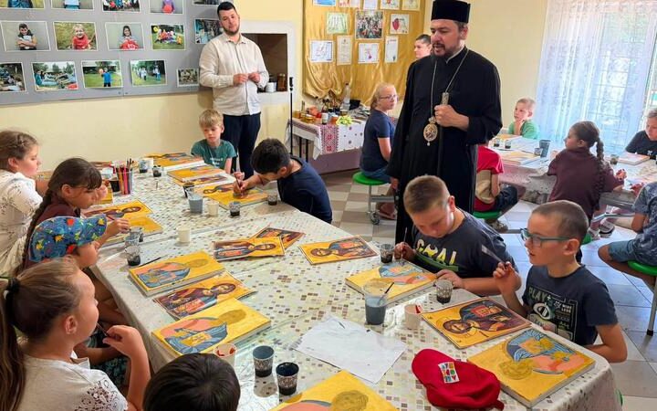 В Рошу дети изучают иконопись в летнем лагере