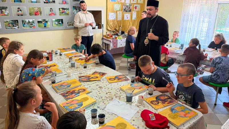 В Рошу дети изучают иконопись в летнем лагере