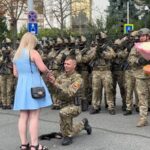 Военный сделал предложение руки и сердца девушке в день независимости страны
