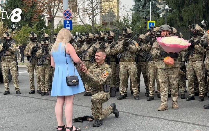 Военный сделал предложение руки и сердца девушке в день независимости страны