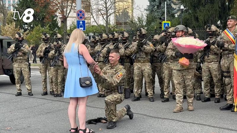 Военный сделал предложение руки и сердца девушке в день независимости страны