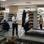 Российские продуктовые сети урезают инвестиции на фоне войны, налогов и падения спроса