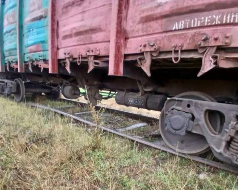 Деревянные вагоны грузового поезда сошли с рельсов под Кагулом