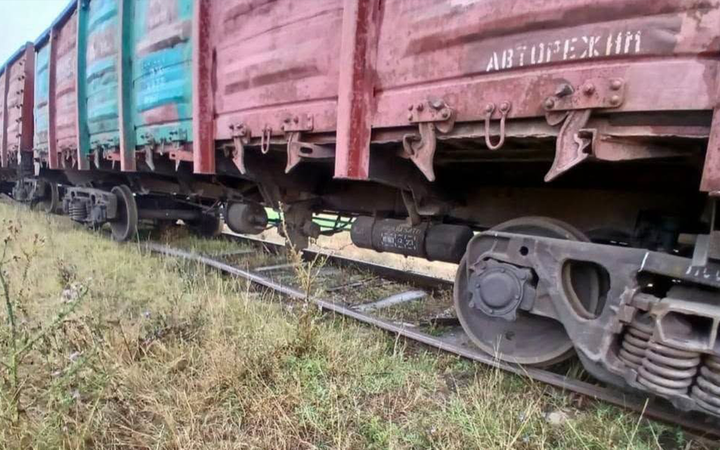 Деревянные вагоны грузового поезда сошли с рельсов под Кагулом