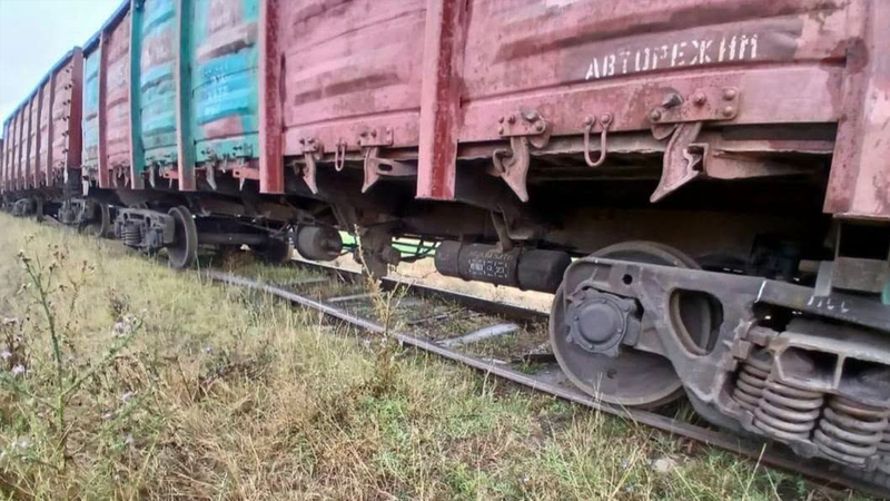 Деревянные вагоны грузового поезда сошли с рельсов под Кагулом