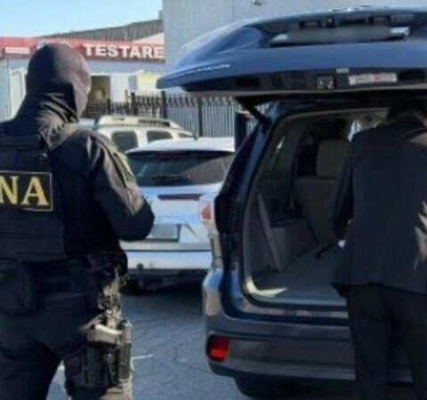Два должностных лица задержаны по делу о взятках за нейтральные номера автомобилей