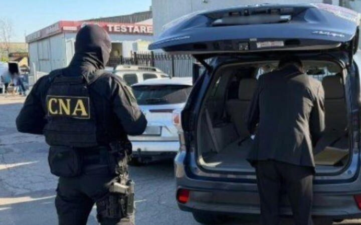 Два должностных лица задержаны по делу о взятках за нейтральные номера автомобилей