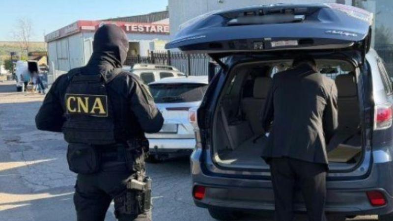 Два должностных лица задержаны по делу о взятках за нейтральные номера автомобилей
