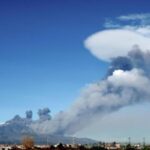 Эрупция вулкана Этна вызывает приостановку авиасообщения в Сицилии