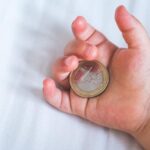 Нев married women смогут получать пособие по maternité на основе дохода отца ребенка