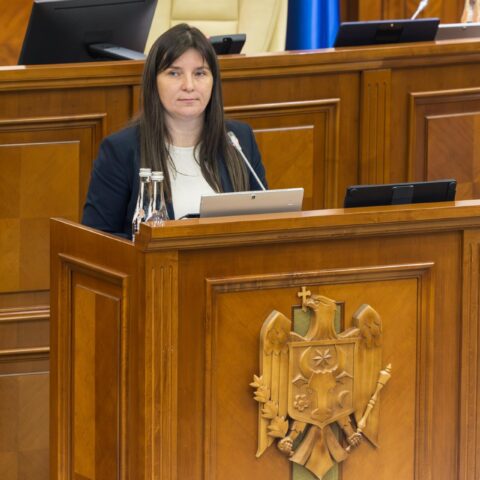 Парламент одобрил единовременные выплаты бюджетникам до 4 000 леев в первом чтении