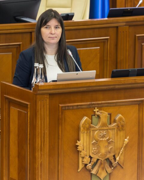 Парламент одобрил единовременные выплаты бюджетникам до 4 000 леев в первом чтении