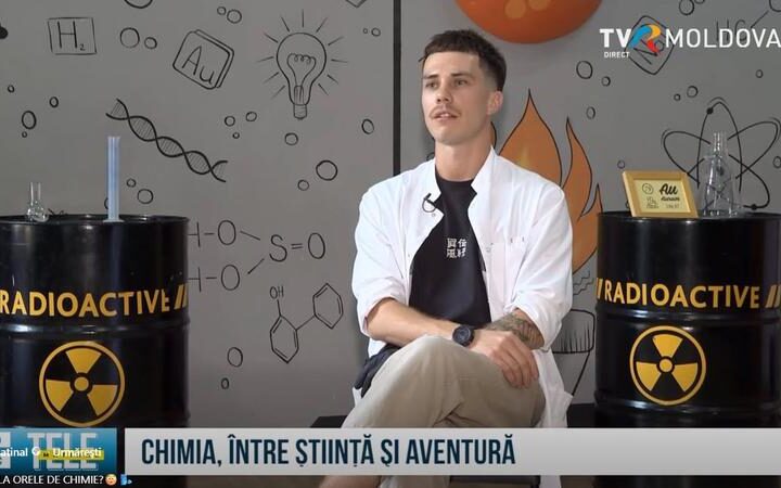 Сергей Чебан проводит химические эксперименты для детей в лаборатории