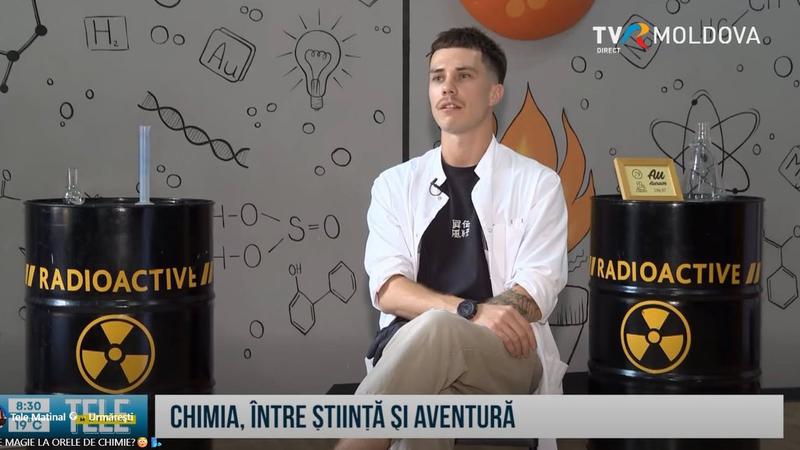 Сергей Чебан проводит химические эксперименты для детей в лаборатории