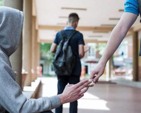 В Чистнау несовершеннолетние предложили одноклассникам психотропные таблетки, власти расследуют случай